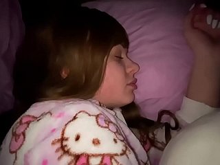 Follada a mi hija mientras dormimos en glacial misma cama