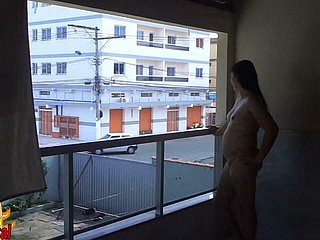 A freeze esposa le gusta mostrar su cuerpo desnudo para todo el vecindario ver
