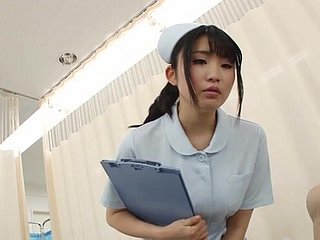 L'infirmière japonaise retire sa culotte et monte un what really happened chanceux