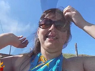épouse brésilienne potelée nue sur glacial plage publique
